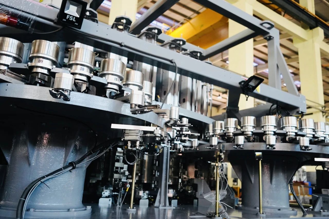 里程碑时刻！！拉斯维加斯9888引领亚洲首台自制72000BPH高速吹贴灌旋